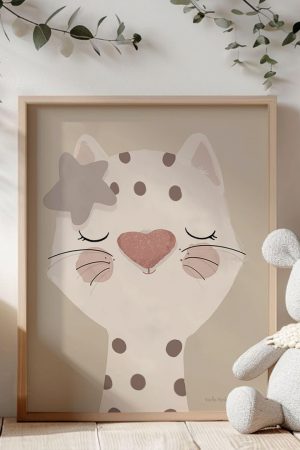 Lámina infantil ilustrada de una gata en tonos beige, estilo tierno y minimalista