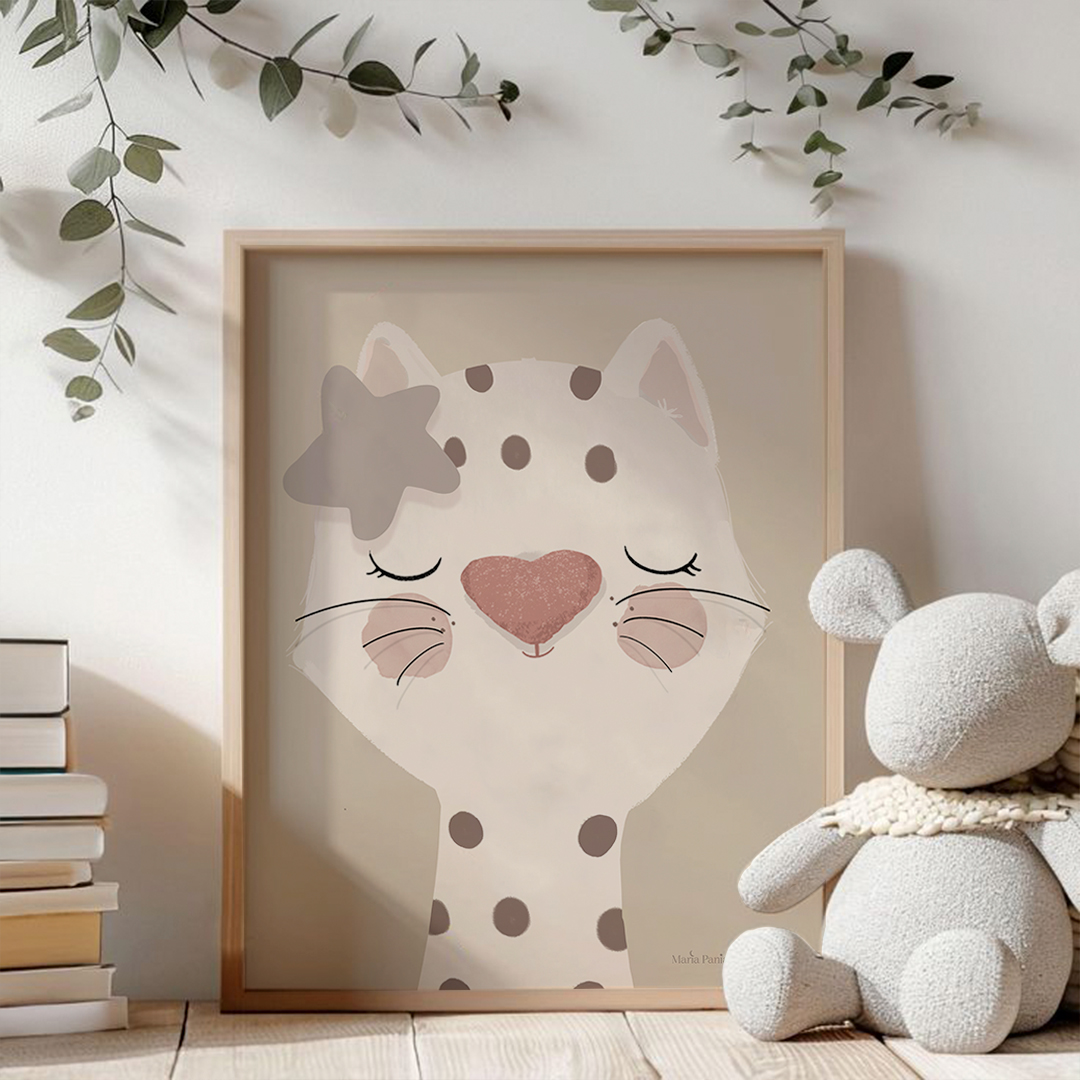 Lámina infantil ilustrada de una gata en tonos beige, estilo tierno y minimalista