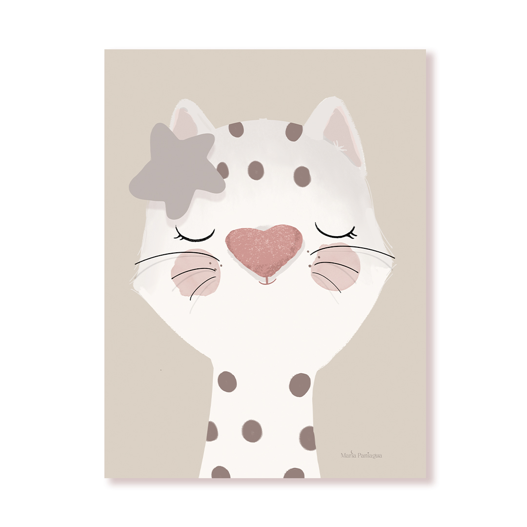 Lámina infantil con ilustración de gata en tonos beige, perfecta para habitaciones suaves y acogedoras